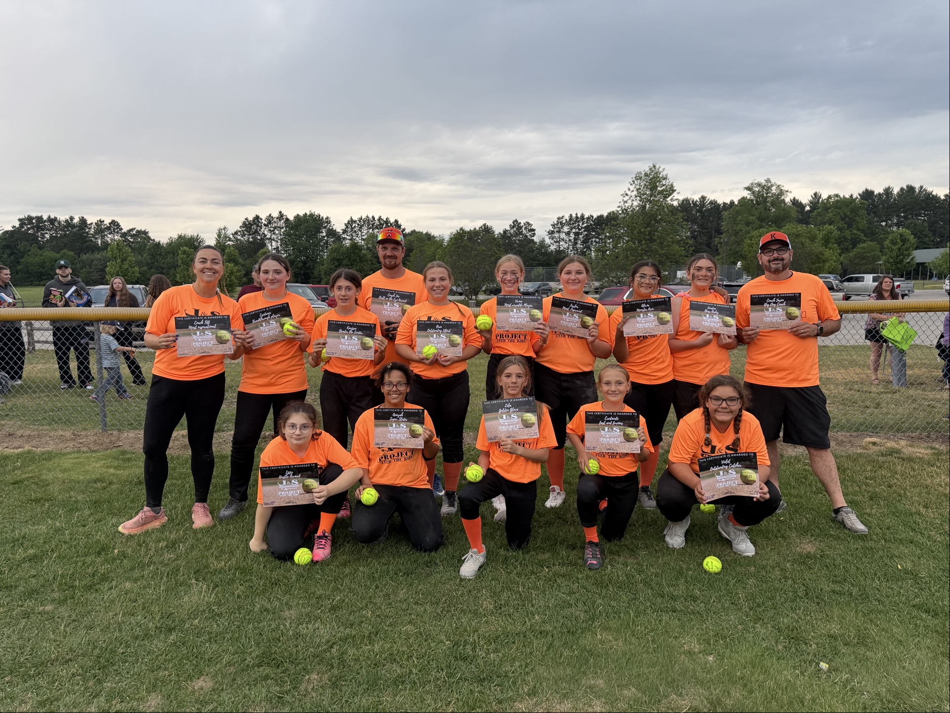 J&S Kingsley sponsored softball team with certificates